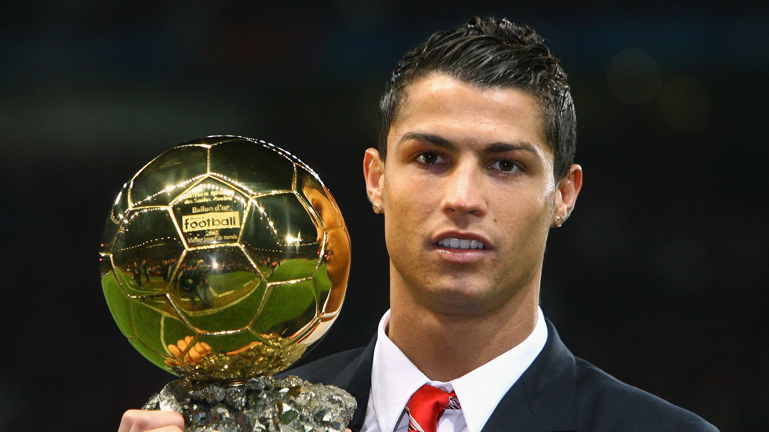 欧冠十六强首回合:利物浦主场3比1压制巴萨 中场强度让对手难以适应